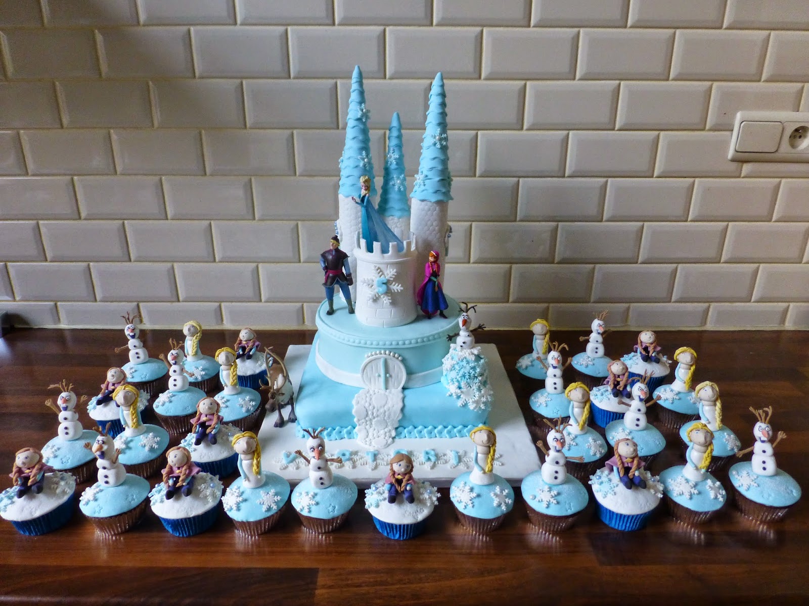 Sweet designs by Gabriela: Frozen /Reine des Neiges castle cake