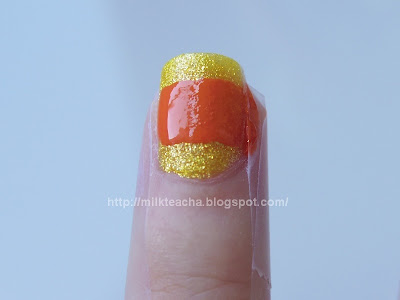 On the ring finger of Happy Halloween Nail