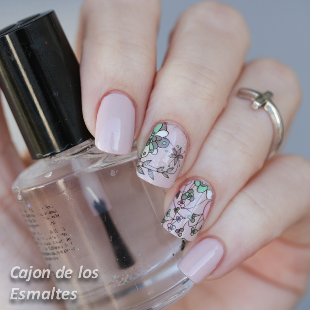 decoracion de uñas con flores y tonos nude