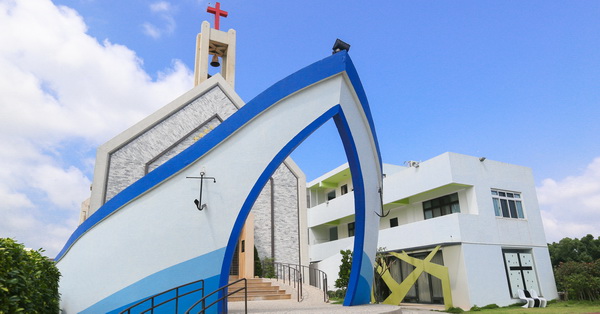 台中龍井|磐頂教會|外觀像一艘藍白方舟的教會|免費參觀拍照