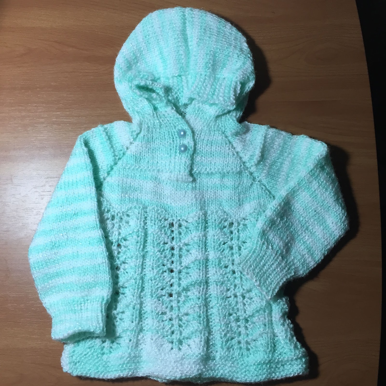 ignorar Injusto acortar Curso de tejido a mano: Suéter con capucha para bebé en agujas circulares.