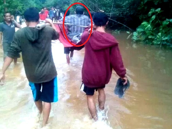 Seorang Warga Semabi yang Sakit Harus Ditandu Seorang Warga Semabi yang Sakit Harus Ditandu