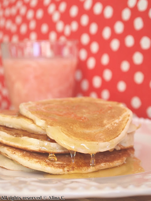 Pancakes cu branza de vaci si miere & Fresh de grapefruit rosu si banane