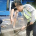 RESPECT! Aksi Anggota Lantas Polresta Cirebon Atasi Banjir