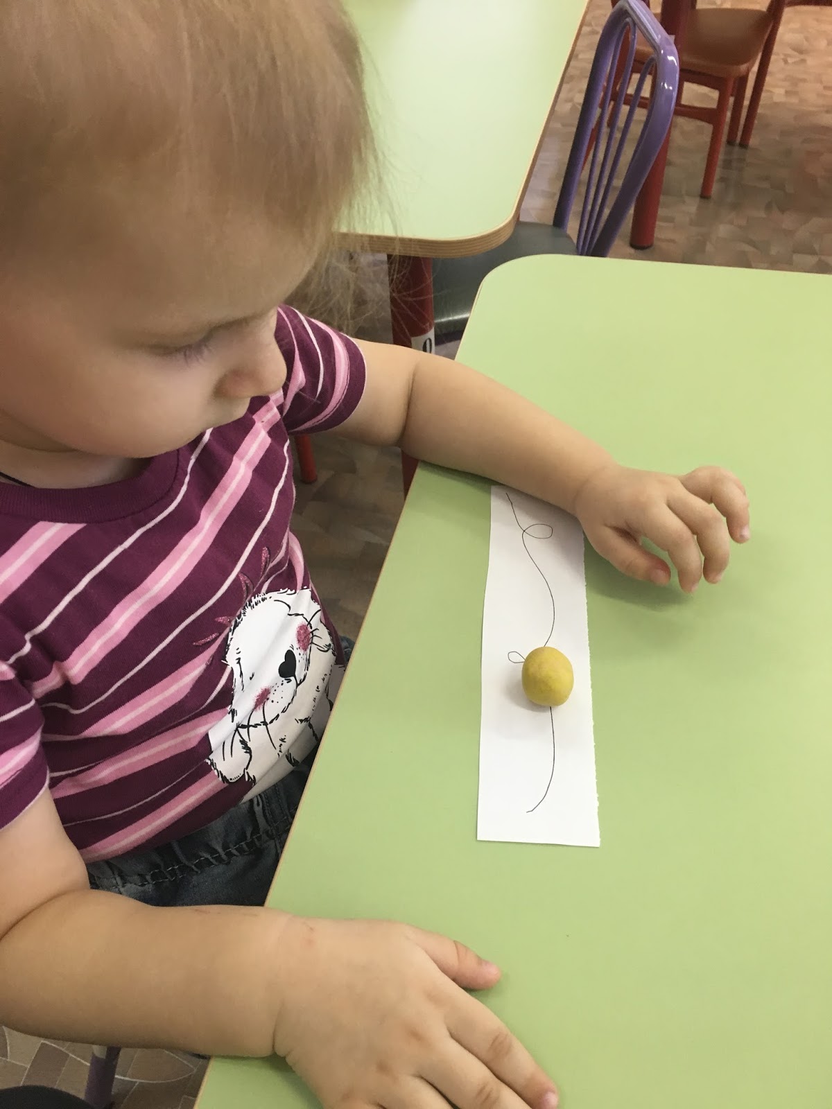 колобок катится. покатился по дорожке. фон для сказки колобок. колобок картинка для детей. лепка колобок в младшей группе.