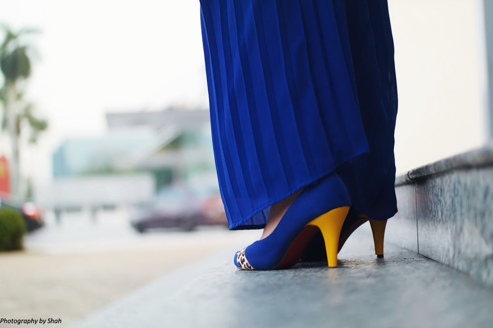 electric blue dress what shoes