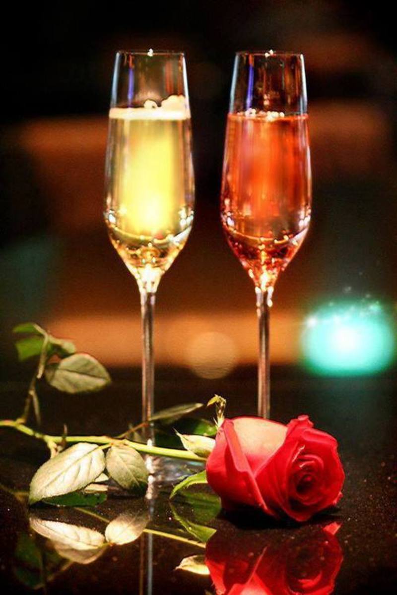 С днем рождения бокал вина. Бокалы с шампанским. Красивые бокалы. Шампанское бокал розы. Шампанское и свечи.