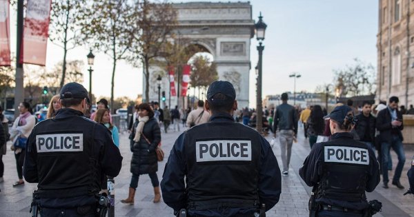 Παρίσι: Άνδρας επιτέθηκε με μαχαίρι σε αστυνομικούς - Tέσσερις νεκροί! (βίντεο)