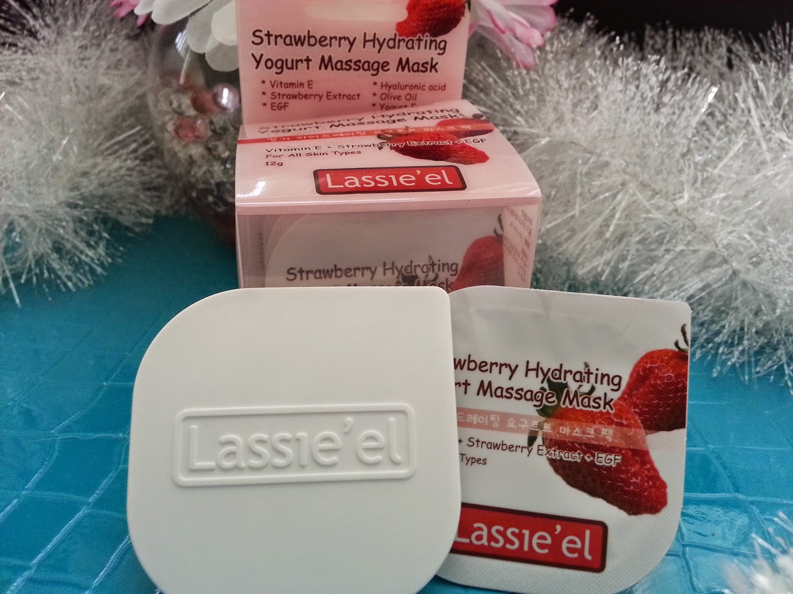 Lassie'el Strawberry Hydrating Yogurt Massage Mask plus lid