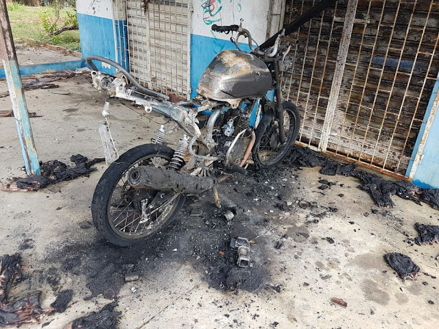 Motocicleta é incendiada no bairro do Cruzeirão Motocicleta é incendiada no bairro do Cruzeirão