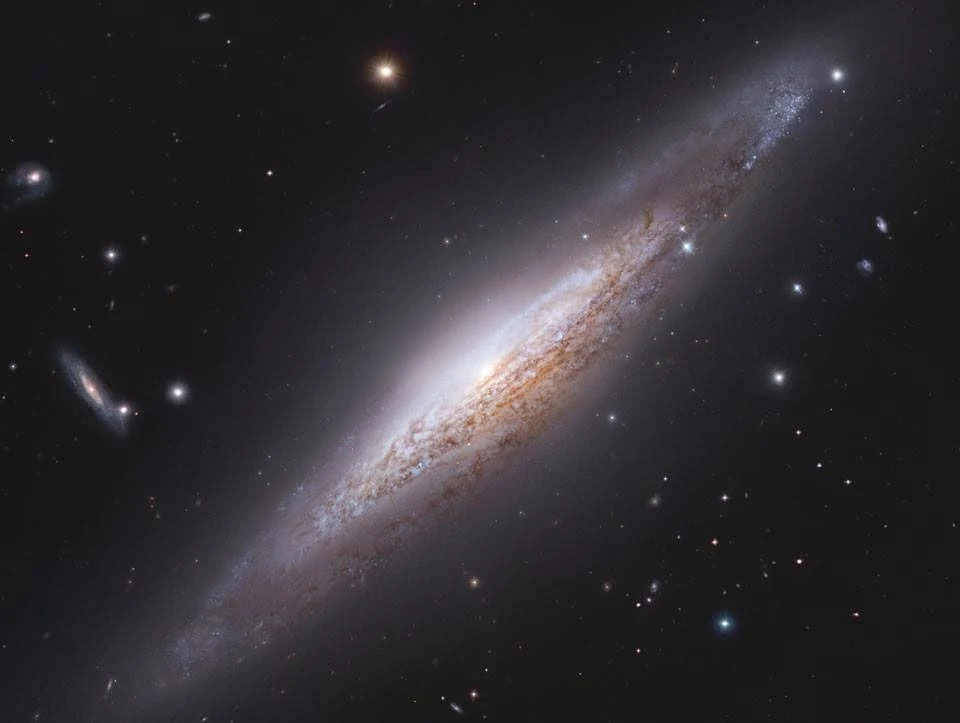 NGC 2683 : Yandan Görülen Sarmal Gökada