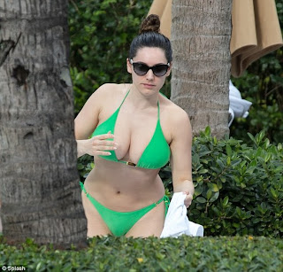 Kelly Brook shows off incredible physique in emerald bikini