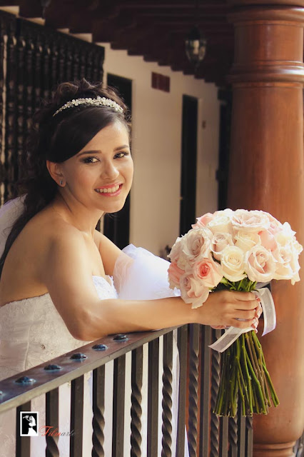 salida-novia-vestido-tiara-bouquet-hotel-wedding-antigua-guatemala