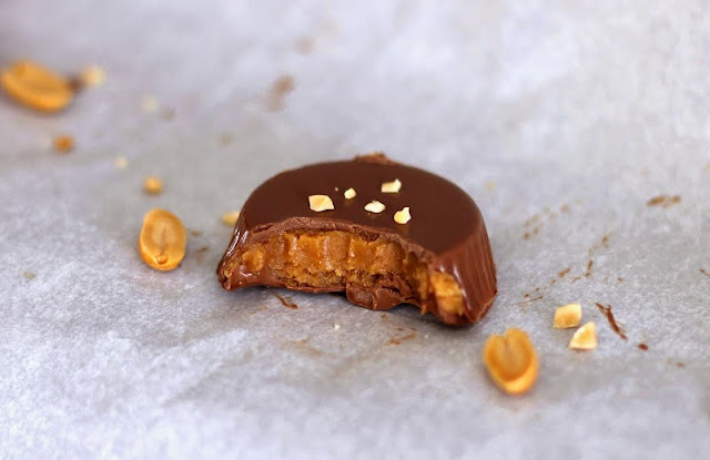 Like Reese's peanut butter cups? Then you'll LOVE these healthy, yet deliciously addictive, Canadian Peanut Butter Chocolate Cups with a hint of maple!