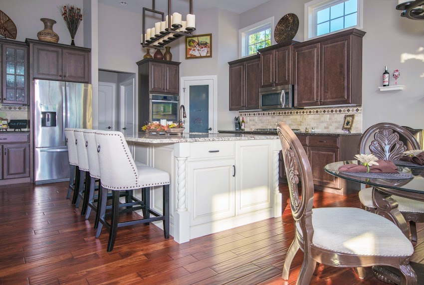 White Leather Chairs in the Kitchen White Leather Chairs in the Kitchen