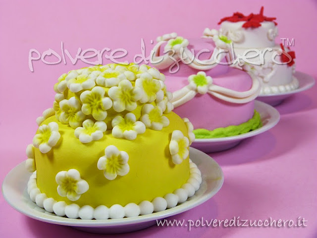 tutorial mini cake per crea & decora: fiori, farfalle e drappeggi