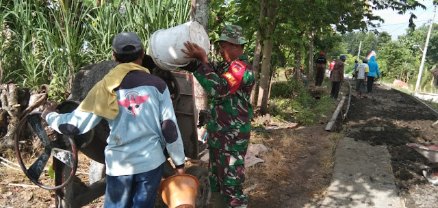 Memudahkan Akses Jalan, Babinsa Bantu Masyarakat Cor Jalan Memudahkan Akses Jalan, Babinsa Bantu Masyarakat Cor Jalan