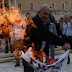 ΦΩΤΟ-Καίνε σημαίες του ΣΥΡΙΖΑ και γραβάτες έξω από τη Βουλή-Επίθεση σε συνεργείο του ALPHA