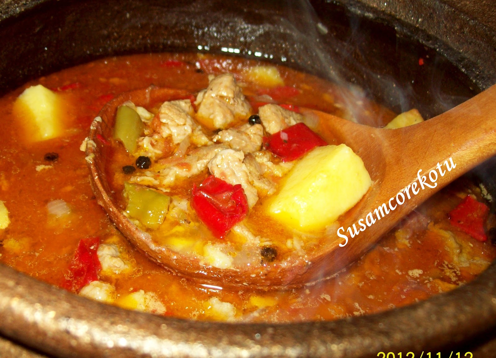 GÜVEÇTE SEBZELİ KUZU ETİ Susam Çörek Otu Denenmiş Tarifler