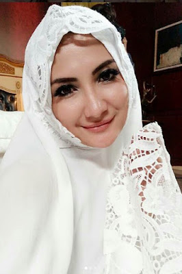 keluarga Islam, Natalie Sarah pakai mukena