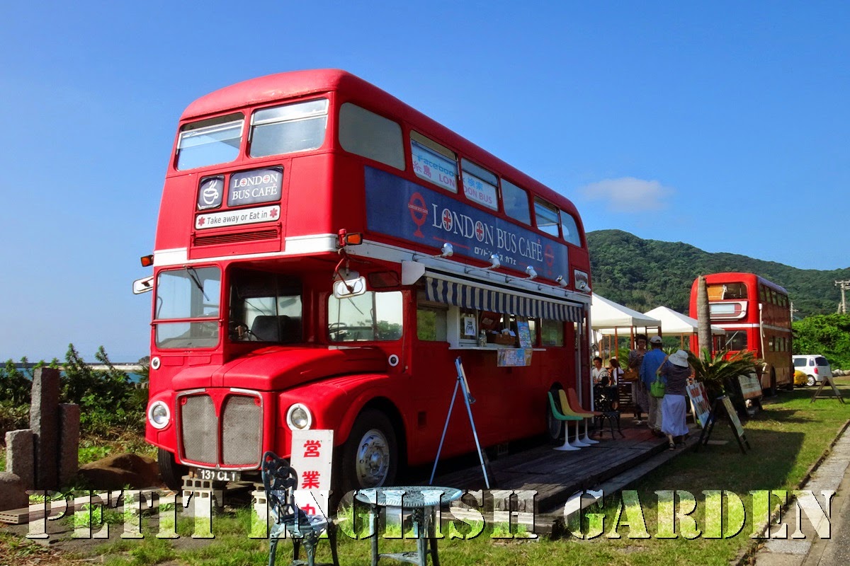 Petit English Garden of MARPLE & POIROT: LONDON BUS CAFE