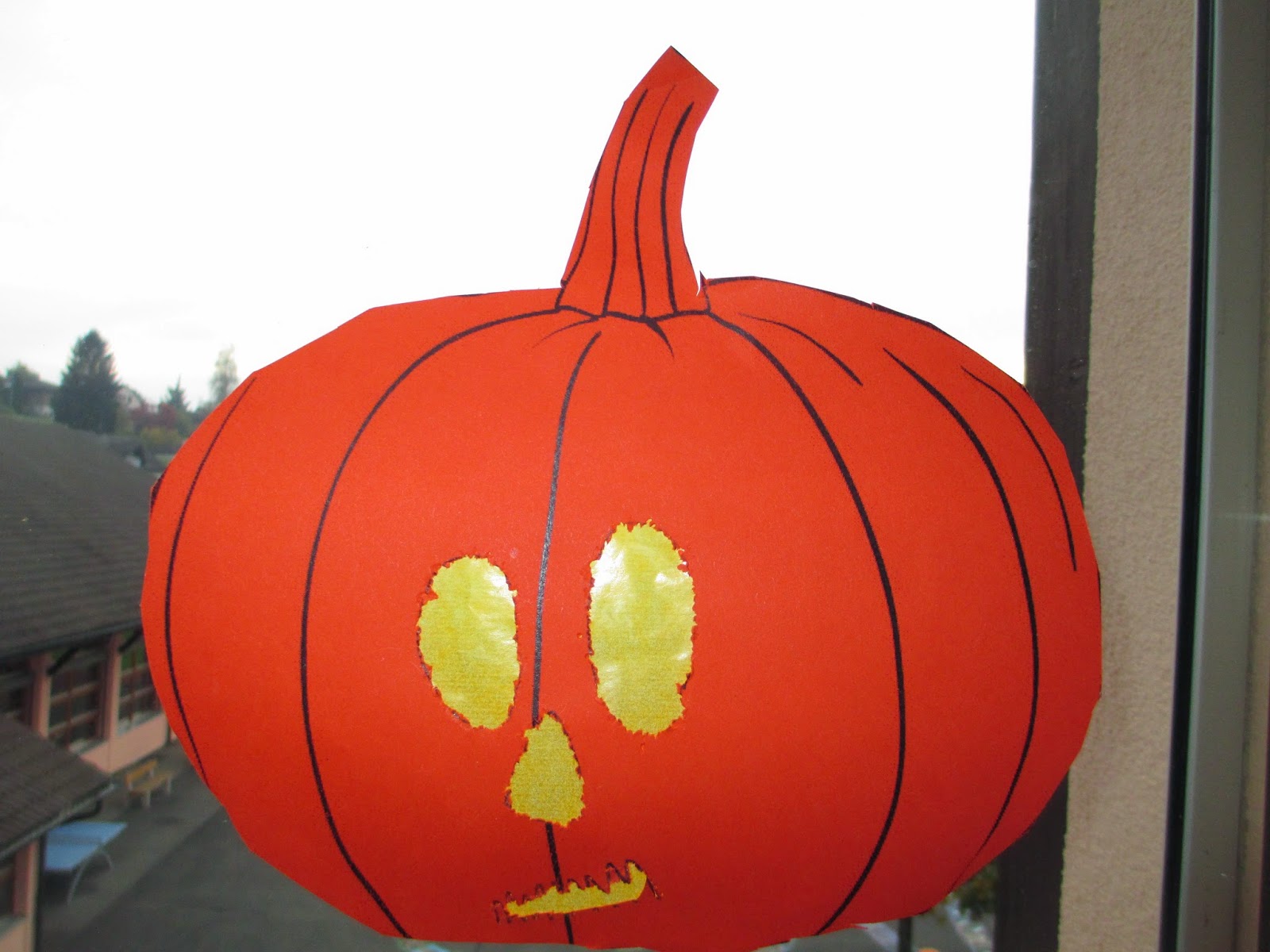 Märlimuus: Schnelle Halloweendekoration fürs Fenster