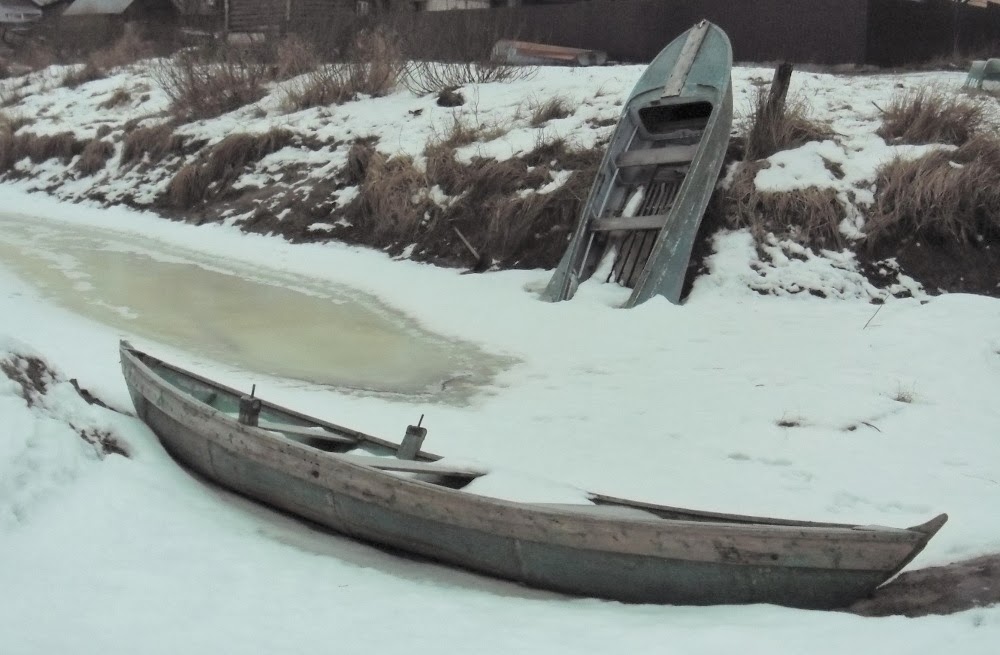 Лодка зимой на воде
