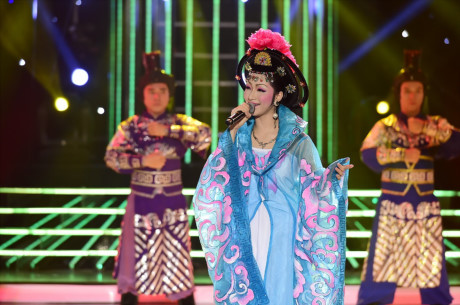 Guong mat than quen: Dong Nhi phien ban 'lo' khien khan gia cuoi ngat ngheo - Anh 6