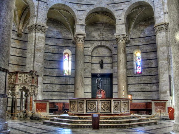 Interior del Baptisterio (Pisa, Italia)