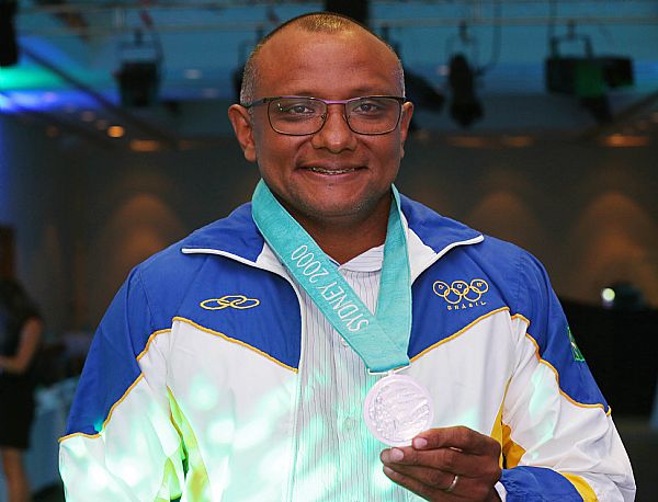 Resultado de imagem para ClÃ¡udio Roberto Sousa, medalhista olÃ­mpico no revezamento 4 x 100