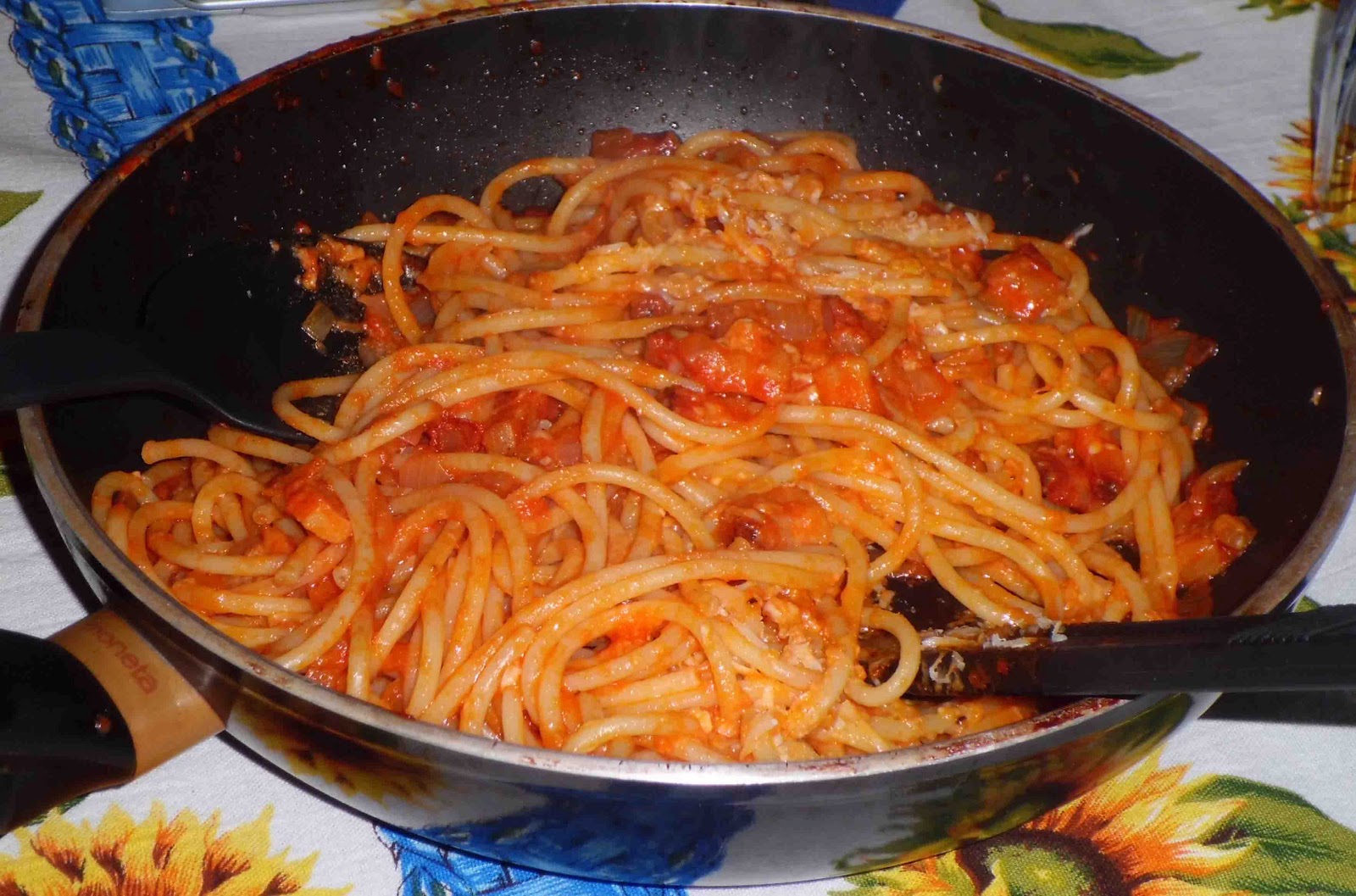 Pandora's Cooking: BUCATINI ALL’AMATRICIANA/AMATRICIANA BUCATINI Pandora's Cooking: BUCATINI ALL’AMATRICIANA/AMATRICIANA BUCATINI