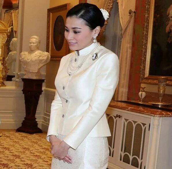 King Maha Vajiralongkorn and Queen Suthida hosted Pope Francis at Amphorn Sathan Residential Hall in Bangkok