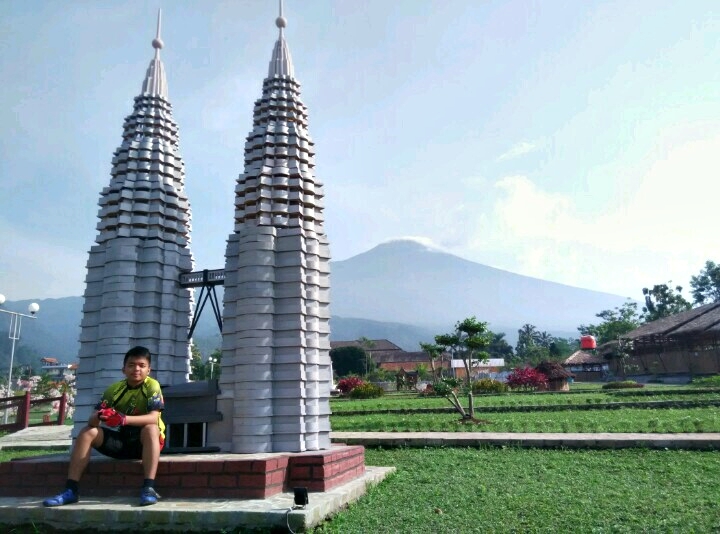 Temukan Miniatur Landmark Seluruh Dunia di Small World Baturaden