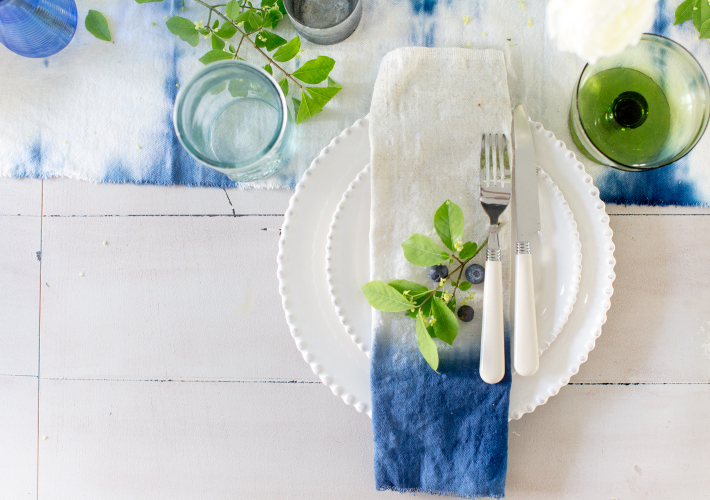 Una mesa de verano en blanco y azul índigo