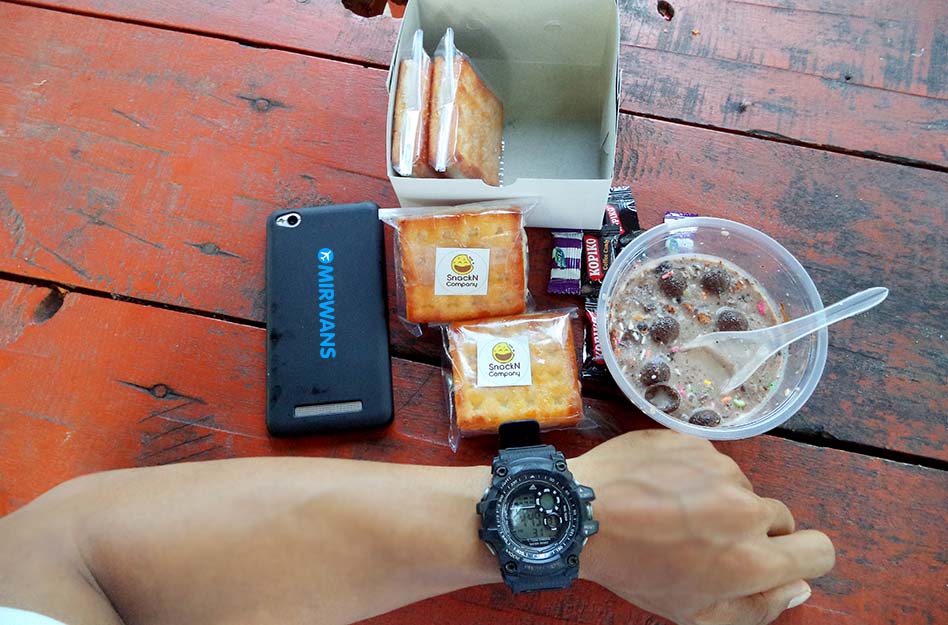 Es Kepal Milo dicocol Gabin Tape – Jajanan Kekinian 2018 di Pekanbaru, Es Kepam Milo ini kelihatannya seger banget di foto. Memang sih jajanan kekinian yang berbahan dasar es serut yang diberi semacam fla milo, kemudian ditaburi dengan topping pilihan