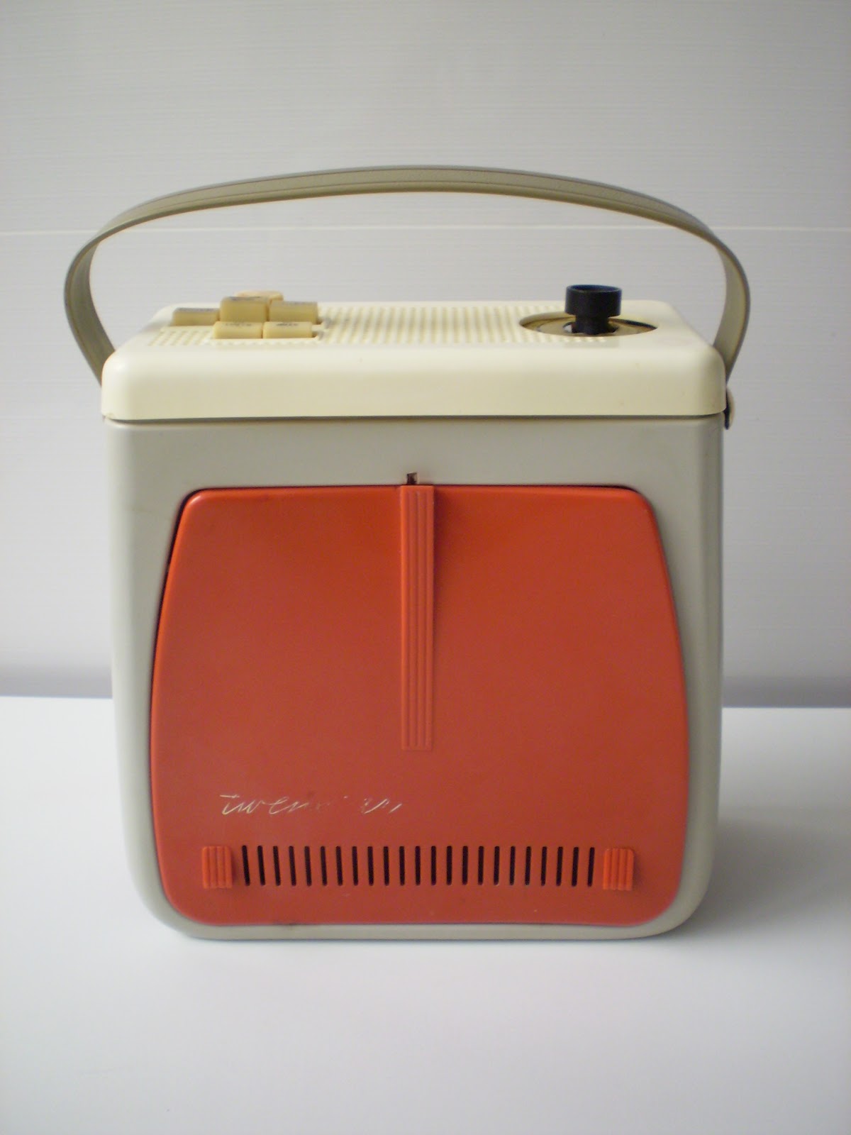 Vintagería: Pequeño tocadiscos portatil similar a los "comediscos