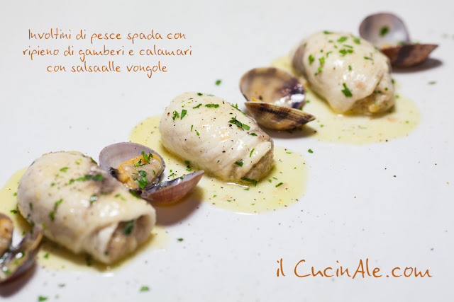 involtini di pesce spada con ripieno di gamberi e calamari con salsa alle vongole