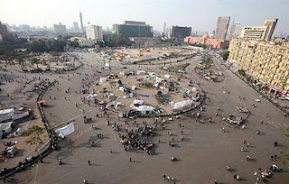 أهالي عابدين يحرقون خيام المعتصمين ويطردونهم من ميدان التحرير