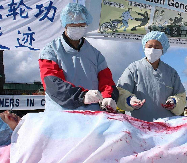 Protesto no mundo livre contra o comércio chinês de órgãos humanos.