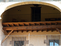 Detall del balcó dins la galeria coberta de Postius