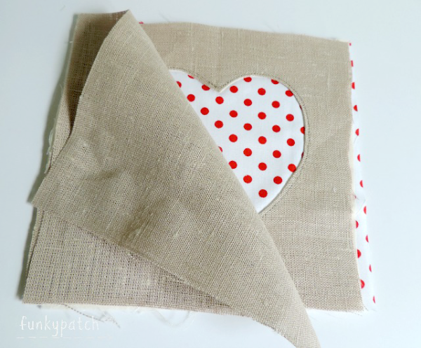 Como hacer un mug rug o posa vasos con corazones