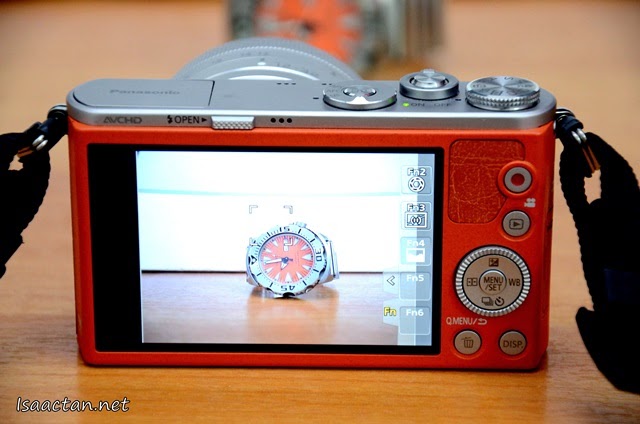 The rather large touch screen size in comparison with the small camera size. The rather large touch screen size in comparison with the small camera size.