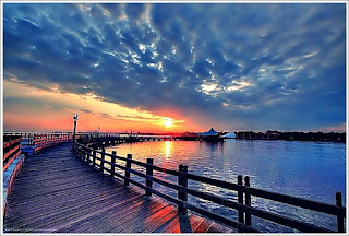 Sejarah Ancol (Taman Impaian Jaya Ancol) Sejarah Ancol (Taman Impaian Jaya Ancol) Taman Impian Jaya Ancol sebagai lokasi wisata di Jakarta, tepatnya Jakarta Pusat, memang sudah dikenal sebagai highlight kota Jakarta. Tahukah Anda bahwa lokasi wisata ini sudah berdiri sejak abad ke-17? Ancol pertama kali dibuat saat kepemimpinan Gubernur Jendral Hindia Belanda yaitu Adriaan Valckeneir. Awalnya beliau hanya ingin membangun rumah peristirahatan yang sangat indah di tepi pantai baginya dan keluarga. Ancol dibuat di area VOC (red – Daerah Kota Tua sekarang), tempat Gubernur dan Jendral pemerintahan Hindia Belanda bekerja. Tidak disangka, seiring berkembangnya waktu, lokasi tersebut berkembang menjadi lokasi wisata karena keindahannya. Tanggal 4 Juni 1956 memperlihatkan Sukarno dan Guntur Sukarnoputra, yang saat itu berusia 12 tahun, mengendarai Dumbo, salah satu wahana paling menarik di Disneyland, Amerika Serikat. Selama kunjungan itu, hampir setahun setelah taman hiburan itu mulai dibuka, Sukarno menikmati dan menunjukkan antusiasme yang sama seperti putranya. Sukarno mengunjungi Disneyland, Hollywood, dan tempat hiburan lainnya dalam lawatan selama kurang lebih tiga pekan di Amerika Serikat. Dari sinilah Sukarno ingin Indonesia memiliki taman hiburan serupa. Ketika ada usulan untuk menjadikan kawasan Ancol yang berawa-rawa dan bersemakbelukar sebagai kawasan industri, Sukarno menolaknya. Dia ingin mewujudkan mimpinya, membangun