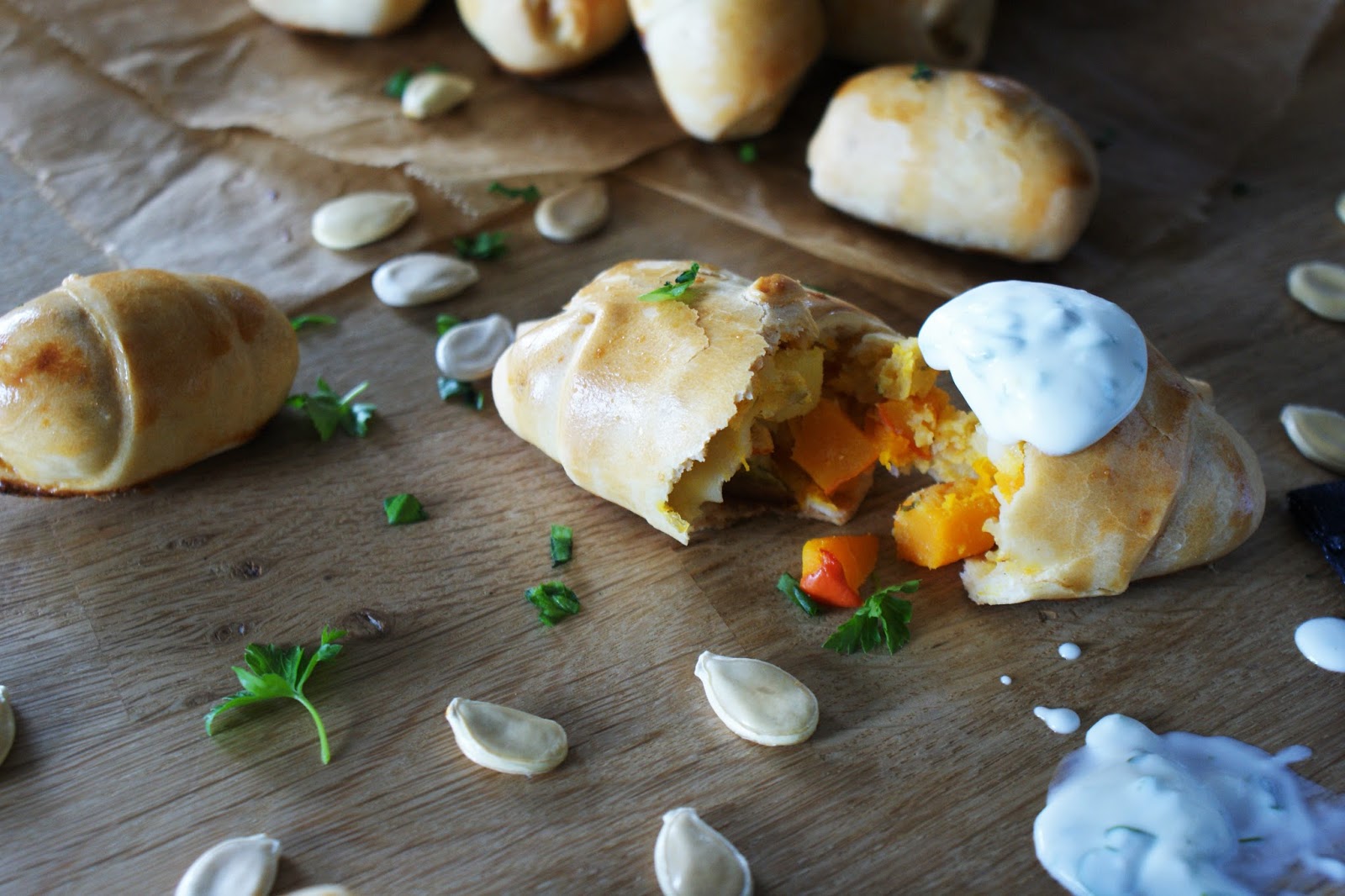 Kürbistaschen mit Kräuterjoghurt Dip - Papilio Maackii