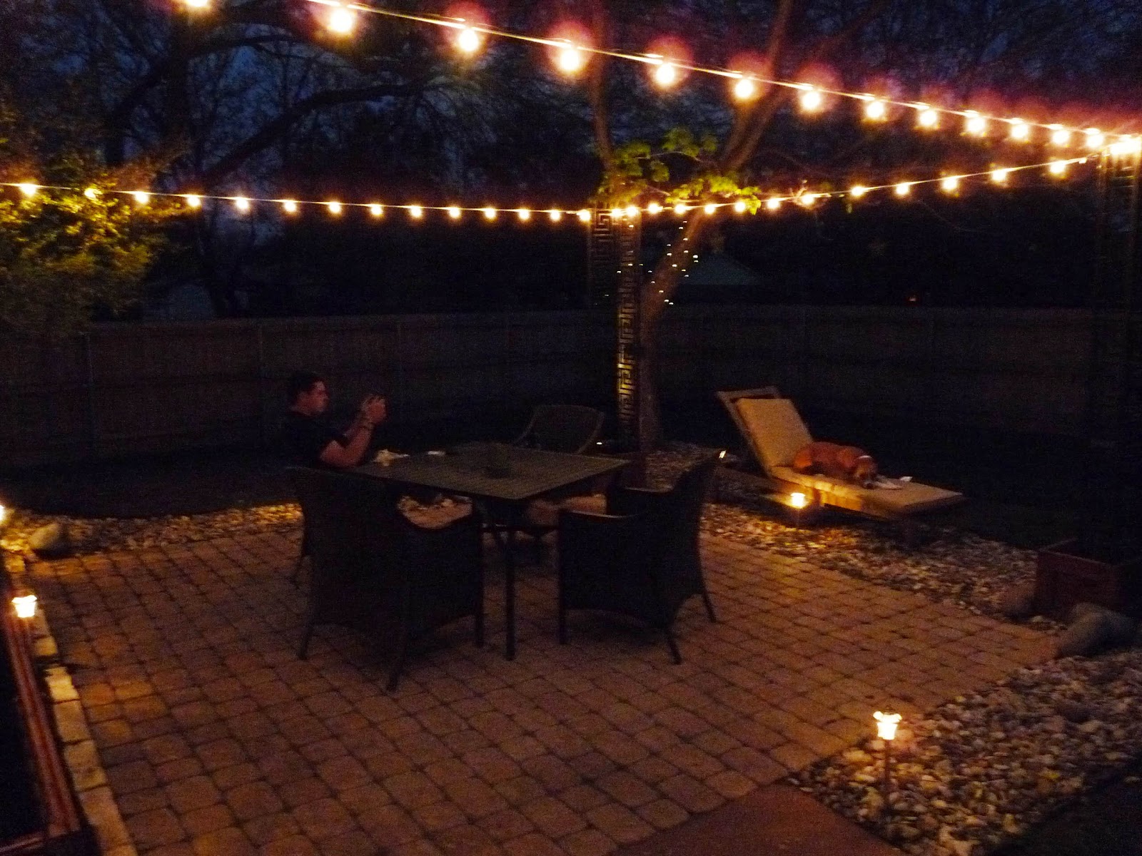 The Happy Homebodies: DIY: Stringing Patio Cafe Lights