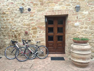 cycling tuscany carbon road bike rental bicycle shop in Pienza