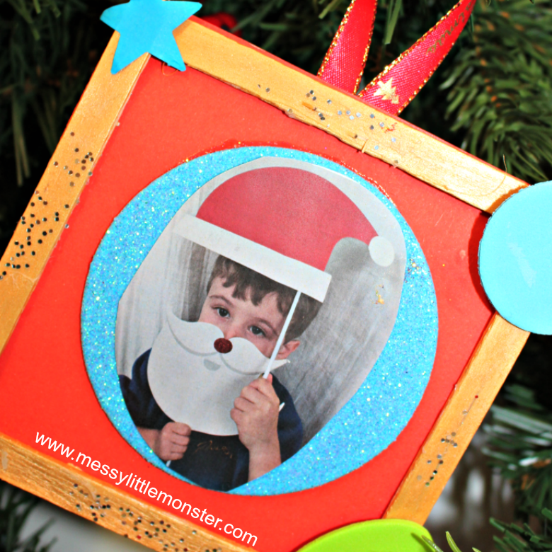 An easy Christmas photo frame craft for kids. Use craft sticks to make a personalised picture frame ornament.  Christmas props make the photo extra special.  Great activity for kids, preschoolers and toddlers.