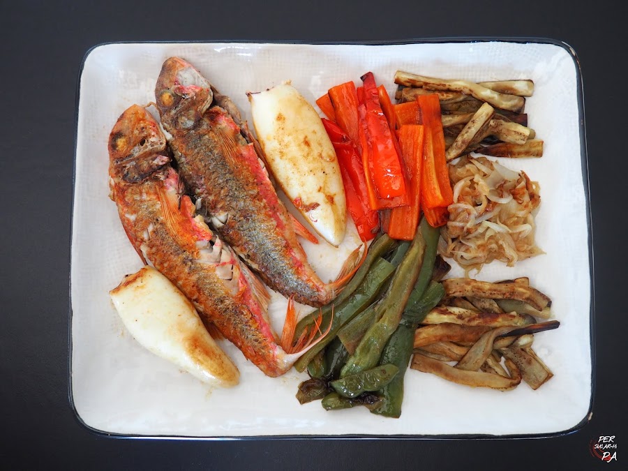 Versión ligera del fish & chips, con plancha en lugar de rebozado y fritura y verduras sustituyendo a las patatas.