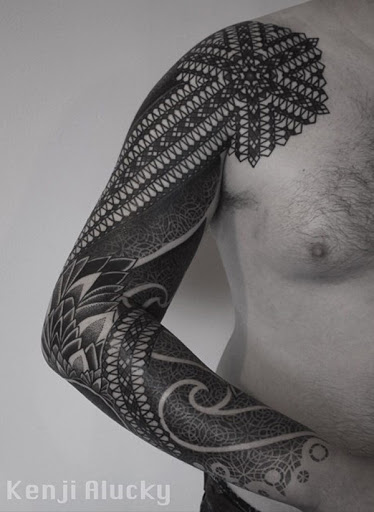 Impressionante manga tatuagem de tinta preta. Com uma combinação de imagens abstratas a tatuagem constitui uma maravilhosa aparência de design, que é única em seu próprio e pode certamente se destacam do resto.