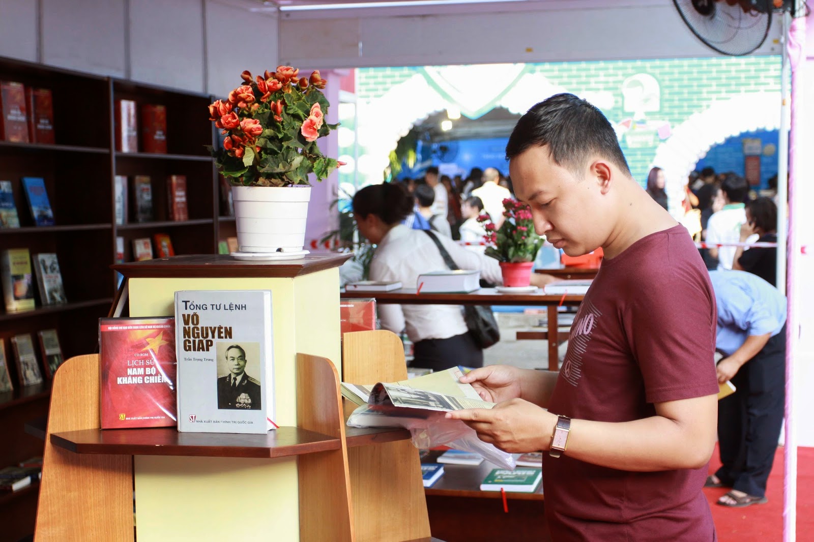 Chụp hình sự kiện khai mạc hội sách tại thành phố Hồ Chí Minh
